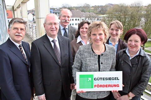 Bild zum Artikel: OB Peter Demnitz gratuliert Hagener Schulen zum Gtesiegel